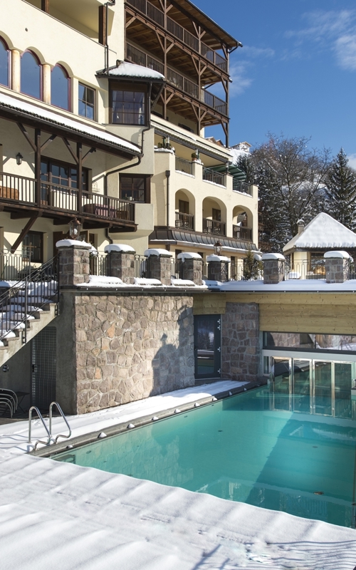 Hotel Paradies Hotel pool in winter with snow