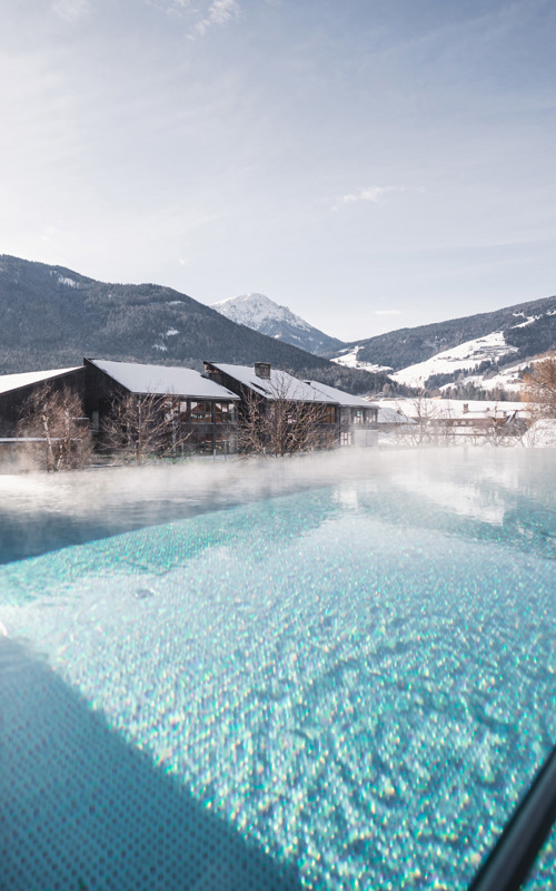 Hotel Fameli Outdoor hotel pool in winter with mountain view